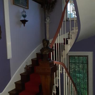 Dans les escalier buste