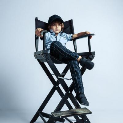 Futur patron jolie jeune garcon boucle dans vetements decontractes studio blanc 155003 32747