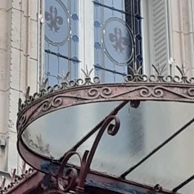 Vitrail lys cote rue